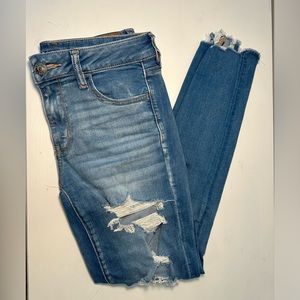 American Eagle Women's Ripped Jeggings. Mid-rise. Medium Wash. Size 6.